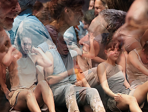 Drei Fotos von verschiedenen Menschengruppen sind transparent übereinander gelegt. Einige lächeln sich an, manche Sitzen, einige Nahaufnahmen von Gesichtern sind dabei.