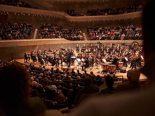 Sinfoniekonzert im Großen Saal der Elbphilharmonie Hamburg vor vollem Publikum