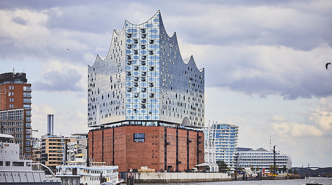 Elbphilharmonie bei Wolkenhimmel vom Wasser aus
