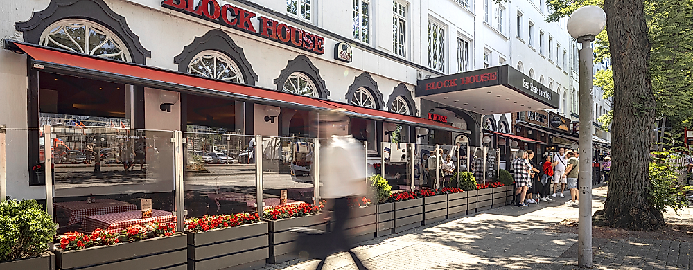 Außenansicht und Terrasse Restaurant BLOCK HOUSE Kirchenallee Hamburg