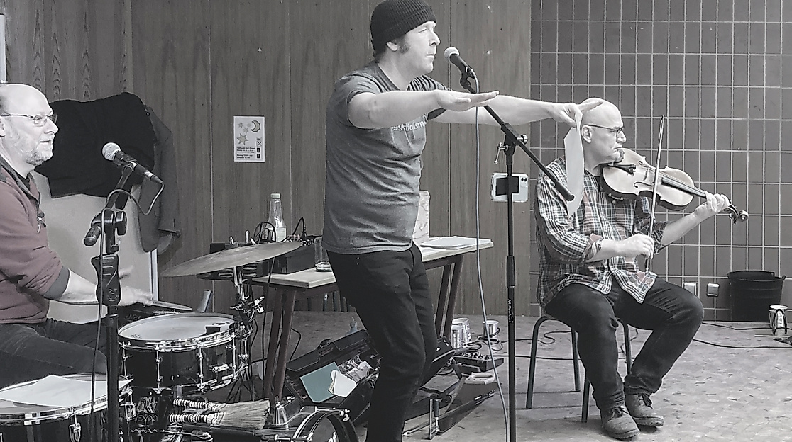 Musikprobe mit Schlagzeug, Gesang und Geige