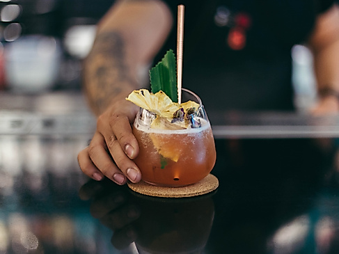cockatil-bar_c-jia-jia-shum-unsplash