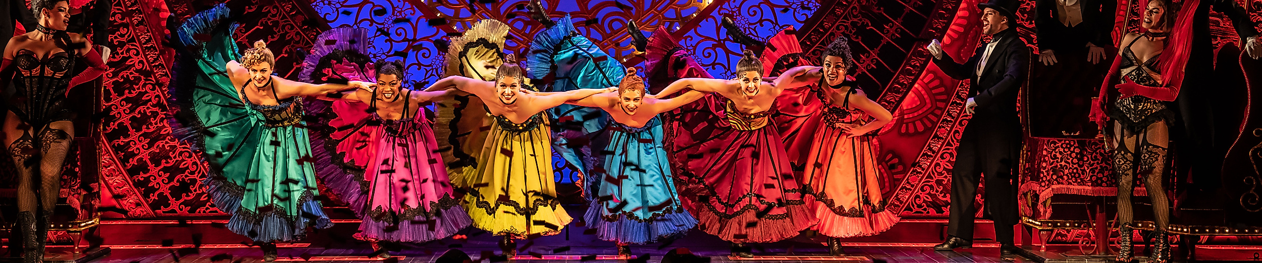 Moulin Rouge Musical Bühne mit Darstellern