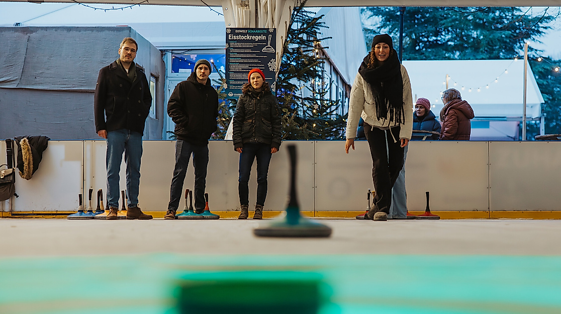 EISWELT Scharbeutz 2025 Gruppe Eisstockschießen© TALB Christian Schaffrath