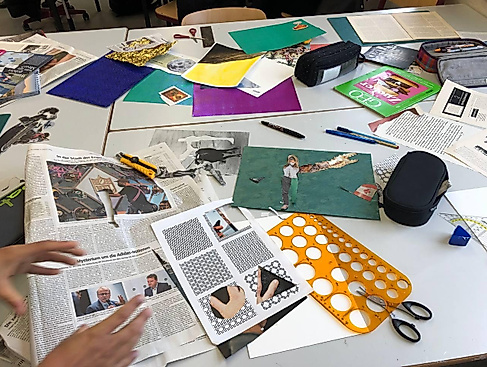 Tisch mit Collage Material