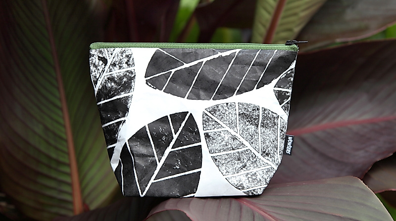 Blandine von Ribbeck verwendet für ihre nützlichen Täschchen das innovative, reiß- und wasserfeste Material Tyvek®, bedruckt es mit Holzstempeln und näht daraus leichte Kosmetik- und Allzwecktaschen, die sie unter dem Label Wowsers verkauft.