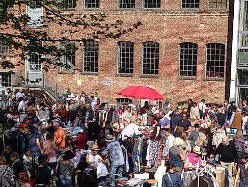 Flohmarkt auf dem Hof