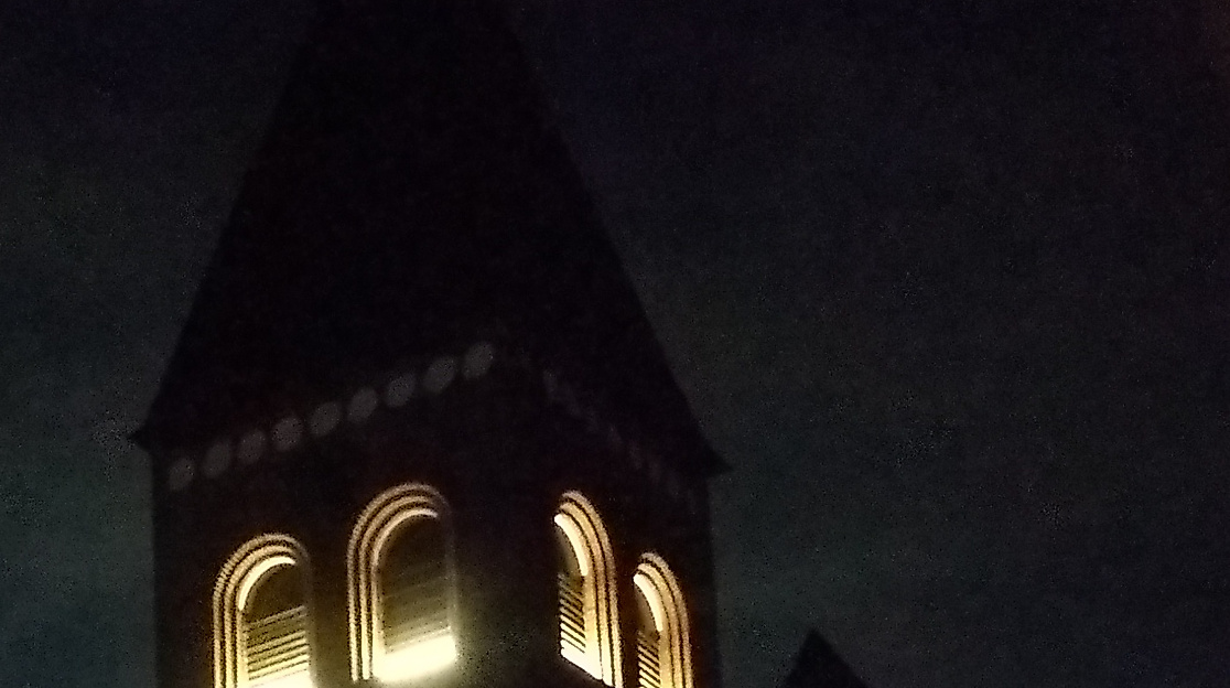 weinachtlich geschmückte Michaeliskirche