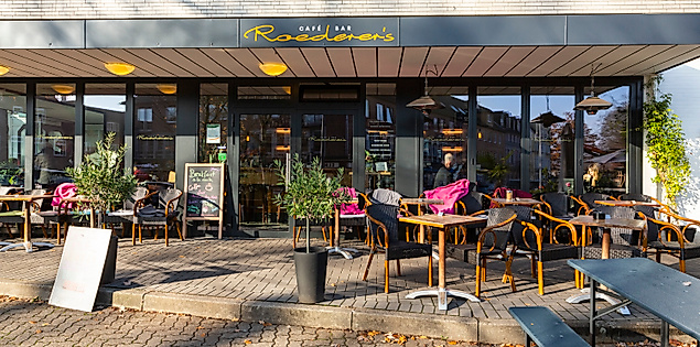 Außenansicht von Röderers Café in Hamburg-Blankenese mit Sonnenterrasse und Gästen