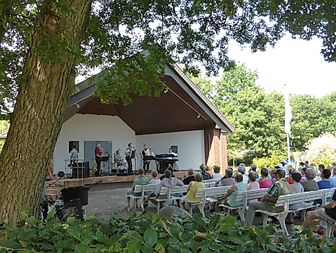 kurkonzert-im-musikpavillon-kurpark-am-see-bad-bodenteich