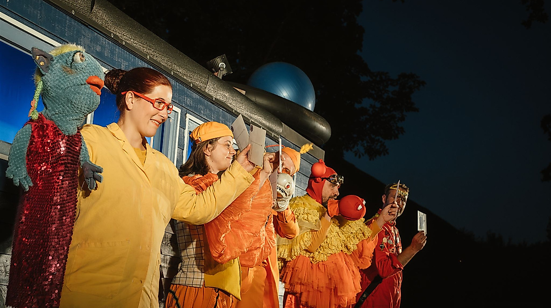 Jahrmarkttheater unterwegs - "Songs for Aliens" auf Burg Bodenteich