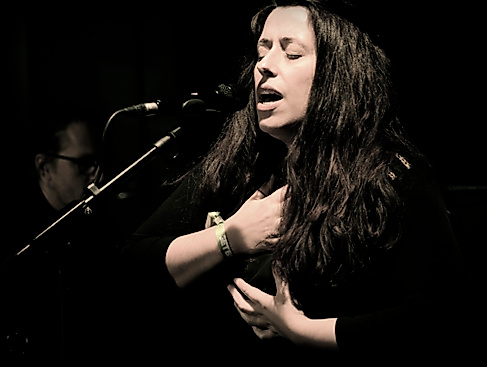 Leidenschaftlicher Gesang auf der Bühne