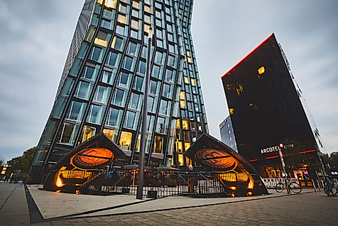 Eingangsbereich des ARCOTEL Onyx im Sockel der Tanzenden Türme an der Reeperbahn bei Abendstimmung