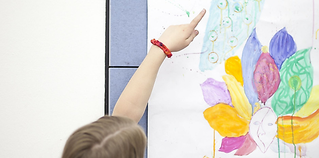 Kind zeigt auf buntes Wandbild – kreative Familienzeit in der Hamburger Kunsthalle für queere Kinder und Eltern zur Pride Week Hamburg