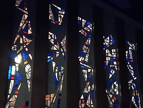 Leuchtende Kirchenfenster
