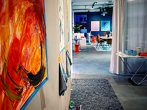 Blick an einem Werk vorbei ins Café Rosa im kultur&gut