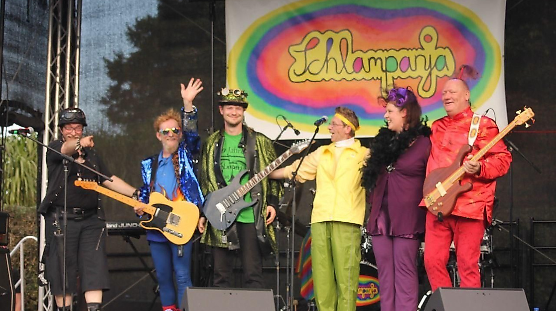 Bunte Band auf der Bühne