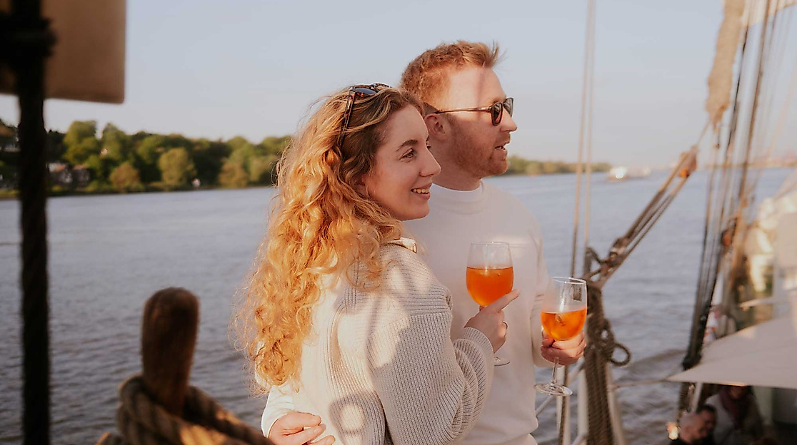 Barbecue unter Segeln auf der Elbe