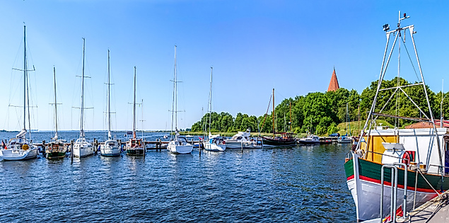 Segelboote im Hafen der Insel Poel mit Leuchtturm und grünem Ufer – maritimes Ausflugsziel ab Hamburg