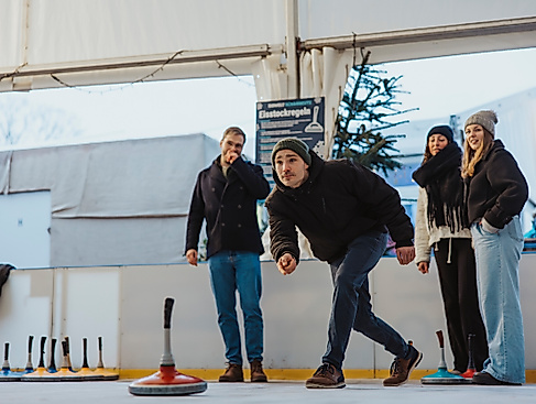 EISWELT Scharbeutz 2025 Gruppe Eisstockschießen © TALB Christian Schaffrath