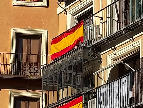 Spanische Flaggen an Balkonen in Spanien