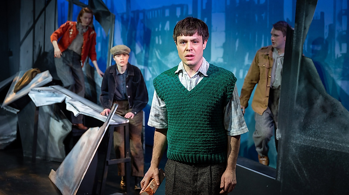 Huul man nich, du leevst ja noch; von Kirsten Boie; Ohnsorg-Theater, Uraufführung