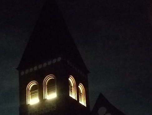 weinachtlich geschmückte Michaeliskirche