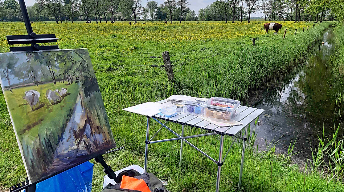 Mit Staffelei und Pinsel ist Susanne Cromwell in der Natur unterwegs.