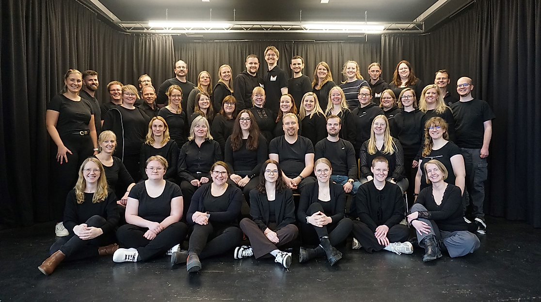 „Wir können es kaum erwarten, für Sie zu spielen!“

Hinter jedem großen Klang steckt ein starkes Team. Das ist unser Ensemble – eine Gemeinschaft aus leidenschaftlichen Musikerinnen und Musikern, die in den letzten Wochen und Monaten intensiv an diesem Projekt gearbeitet haben.

Nach den vielen Stunden der Probe freuen wir uns nun auf das Wichtigste: Sie als unser Publikum. Gemeinsam möchten wir diesen Abend zu einem unvergesslichen Erlebnis machen. Seien Sie dabei, wenn wir als Einheit auf die Bühne treten und unsere Begeisterung für die Musik mit Ihnen teilen!