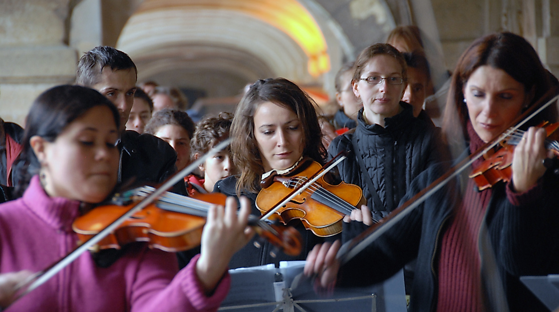 Menschen musizieren im Kammerorchester
