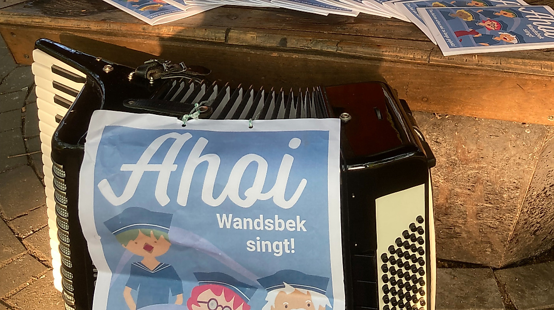 Akkordeon mit Werbung für "Ahoi-Wandsbek singt" versehen