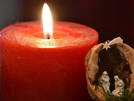 brennende Kerze mit Krippenfiguren in Walnuss