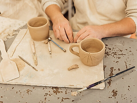 Pinch Pottery. Eine Tasse wird getöpfert.