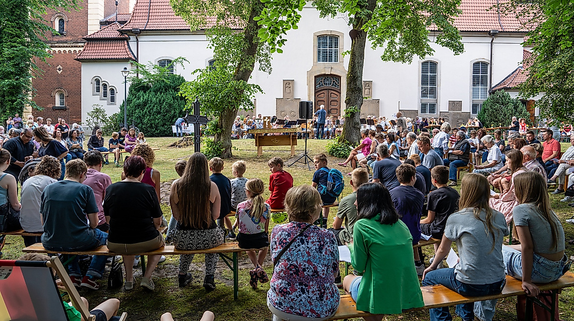 Kirchgarten mit vielen Menschen 2 kleiner
