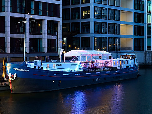 Theaterschiff vor Anker in Brunsbüttel