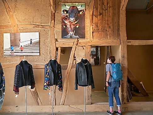 Fotografie und Leder in der Alten Scheune Satemin