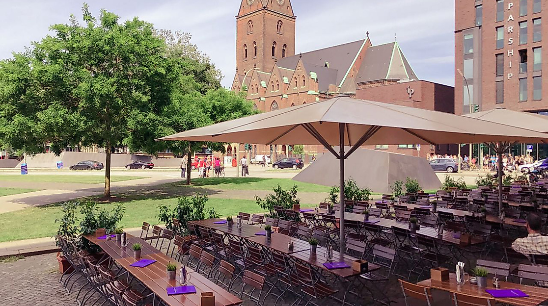 hofbraeu-wirtshaus-am-speersort_aussenterrasse-blick-richtung-innenstadt_c-2020_hofbraeu-wirtshaus