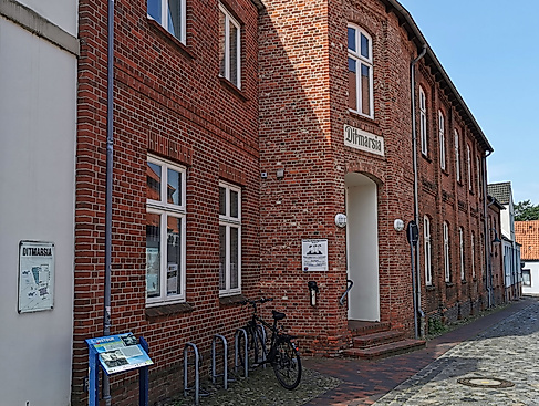 Politische Gespräche am Markttag