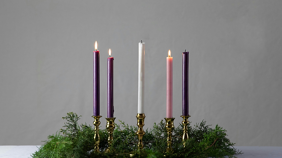 Adventskranz mit 3 brennenden Kerzen