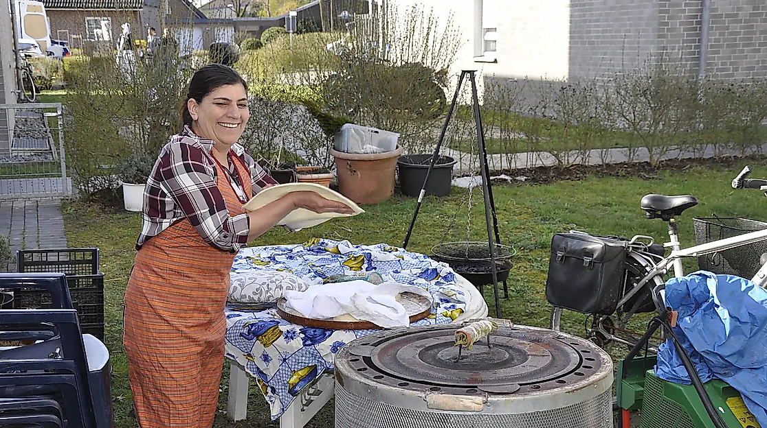 nadja_khnaf_aschur_saml_im_film_beim_brotbacken1500x0-srcset