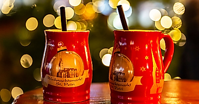 Glühwein auf dem Weihnachtsmarkt an der St.Petri Kirche
