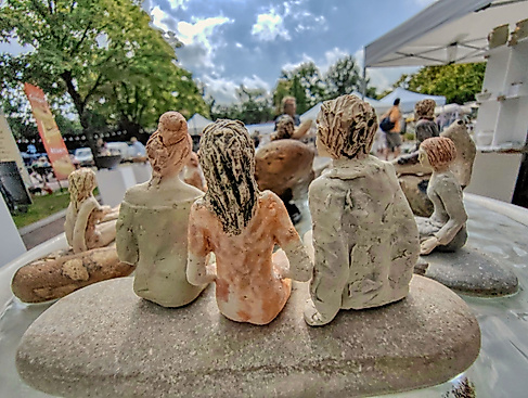 Filigrane Keramikfiguren auf Kunstmarkt