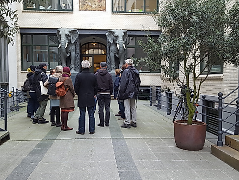 afrikahaus-mit-gruppe_ssachse021