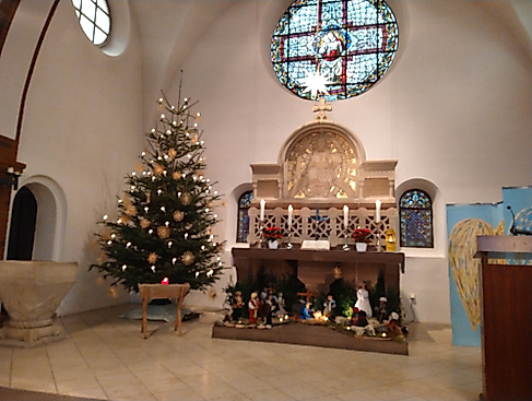 Altarraum mit Weihnachtsbaum und Krippe