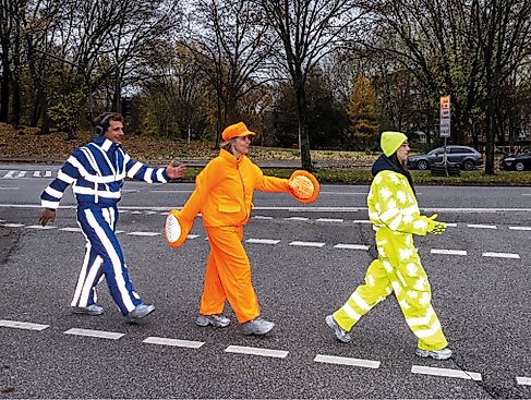 Reflektierende Straßenüberquerung