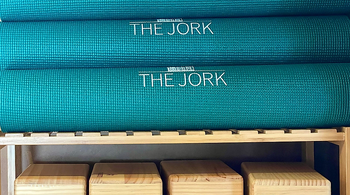 Yoga bei THE JORK – Deine Barfußoase der Achtsamkeit -Yoga Flow mit Manuela