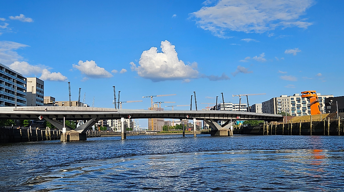 Wir unterqueren die Baakenhafenbrücke