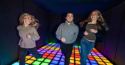 Farbenfroher Lauf auf leuchtendem Boden