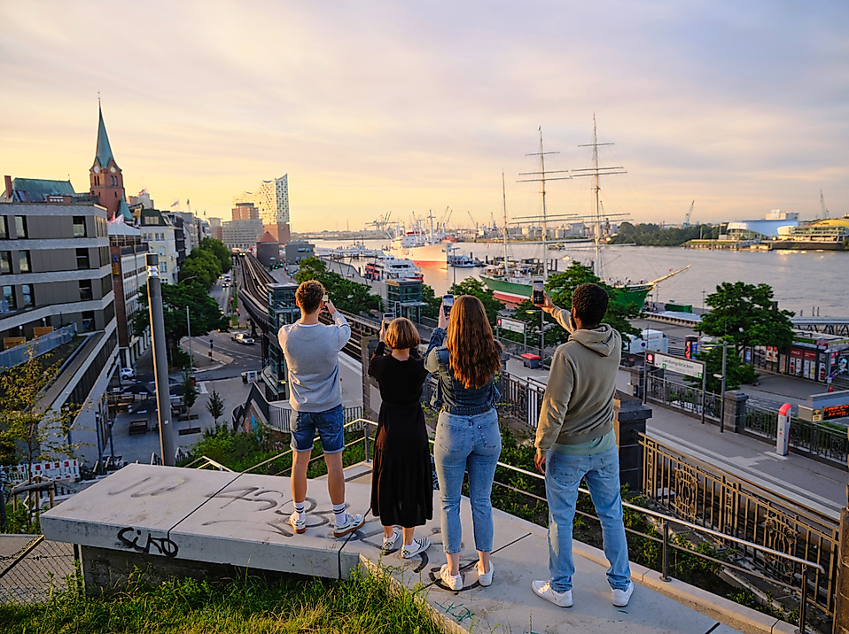 Touristen machen Fotos vom Hamburger Hafen und der Elbphilharmonie