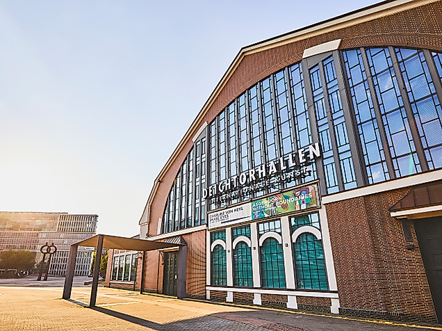 Detailansicht der Deichtorhallen Hamburg im Sonnenlicht mit Glasfassade und kunstvoller Fassadengestaltung